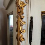 Izrada namestaja - Luj XV zlatni detalji duborez na ivici vitrine