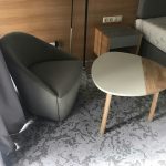 konsaltnig - fotelja i stočić - Kombinacija masiv hrast-farbani medijapan