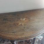 izrada nameštaja - poluokrugli drveni stočić - restauracija namestaja