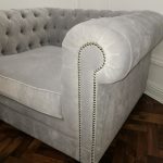 tapaciranje nameštaja - Siva tapacirana fotelja sa metalnim nitnama