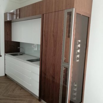 bela kuhinja sa drvenim elementima
